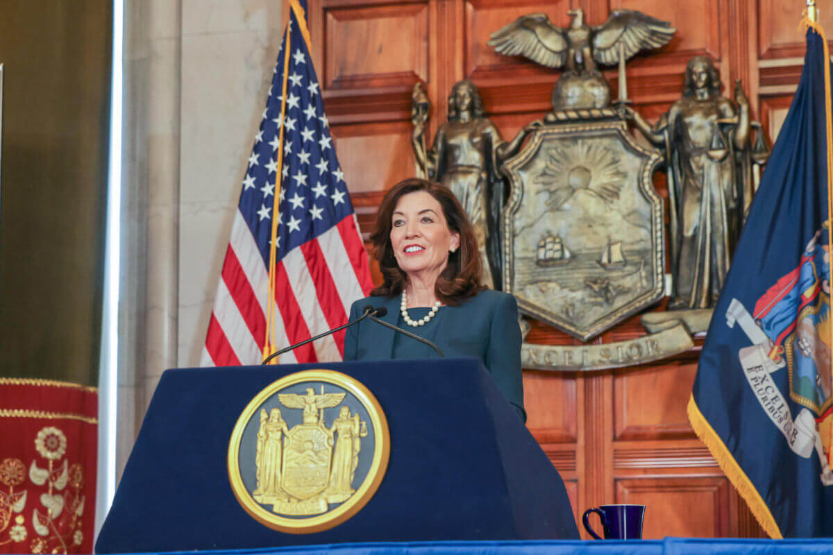 Gobernadora de NY propone presupuesto ‘histórico’ de $216 mil millones para infraestructura, educación y atención médica