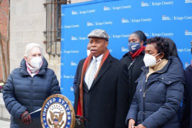 «Eliminemos la percepción del miedo»: Alcalde Adams asegura que el subway es seguro después de horrible empujón de mujer a las vías en Times Square