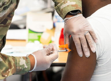 EEUU opta por reabrir centros de vacunación masivos ante avance de Ómicron