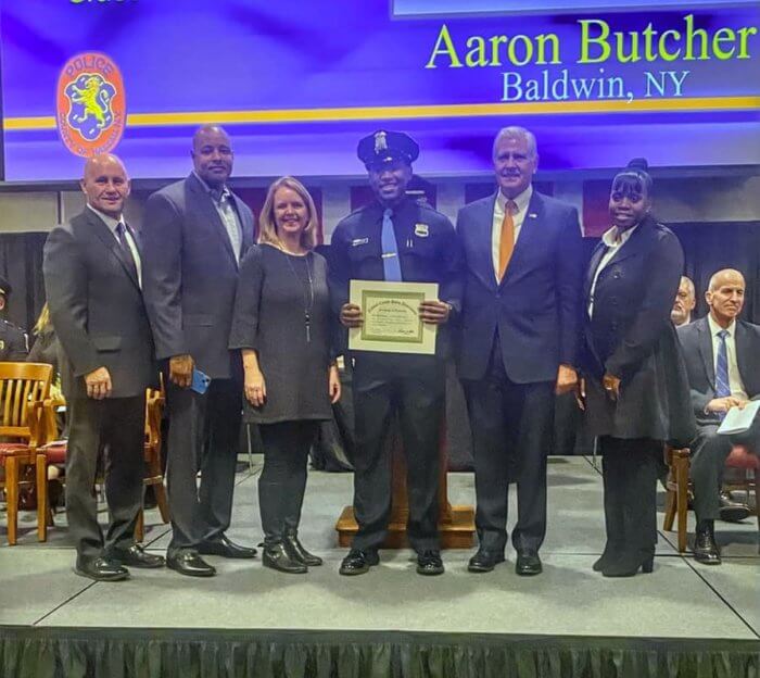 Condado de Nassau celebra la graduación de 158 nuevos policías