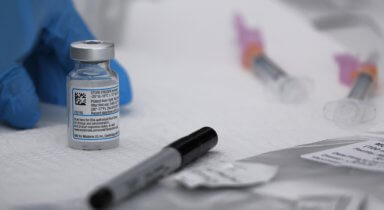 Suffolk ofrece vacunas de COVID-19 a proveedores médicos y socios en salud pública