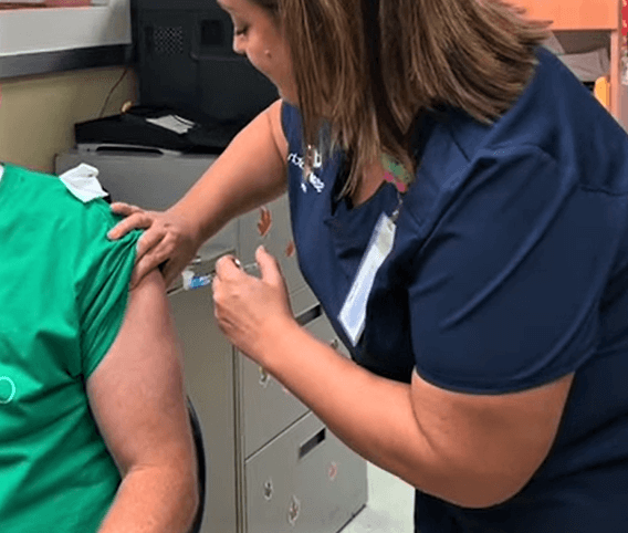 Exhortan a la gente a vacunarse contra el Flu