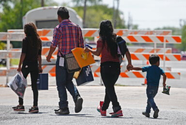 Nueva regla de carga pública de Biden reduce número de inmigrantes afectados