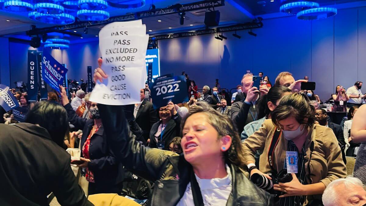Manifestantes interrumpen Convención Demócrata de Nueva York para exigir a gobernadora apoyo para Trabajadores Excluidos