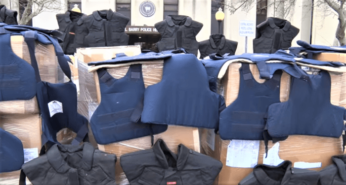 Policía de Suffolk dona más de 750 chalecos antibalas a Ucrania