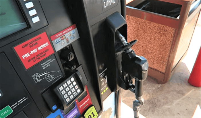Demócratas de Nassau proponen alivio contra el aumento de la gasolina