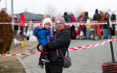 Urgen a Biden otorgar el TPS y beneficios migratorios a inmigrantes ucranianos