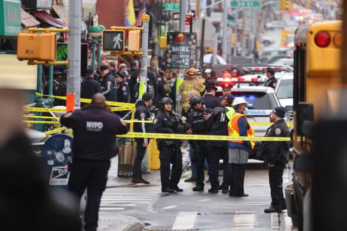 Tiroteo y explosión en el metro de NY, al menos 16 heridos, buscan sospechoso