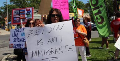 Residentes y aliados de Brentwood protestan contra Lee Zeldin candidato republicano a gobernador de NY