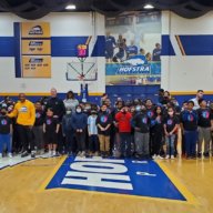 Estudiantes de Uniondale disfrutan visita a los equipos de baloncesto de Hofstra