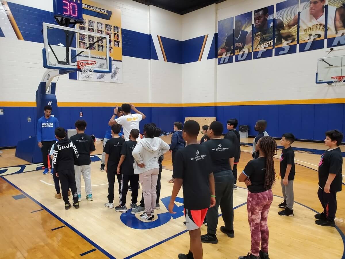 Estudiantes de Uniondale disfrutan visita a los equipos de baloncesto de Hofstra