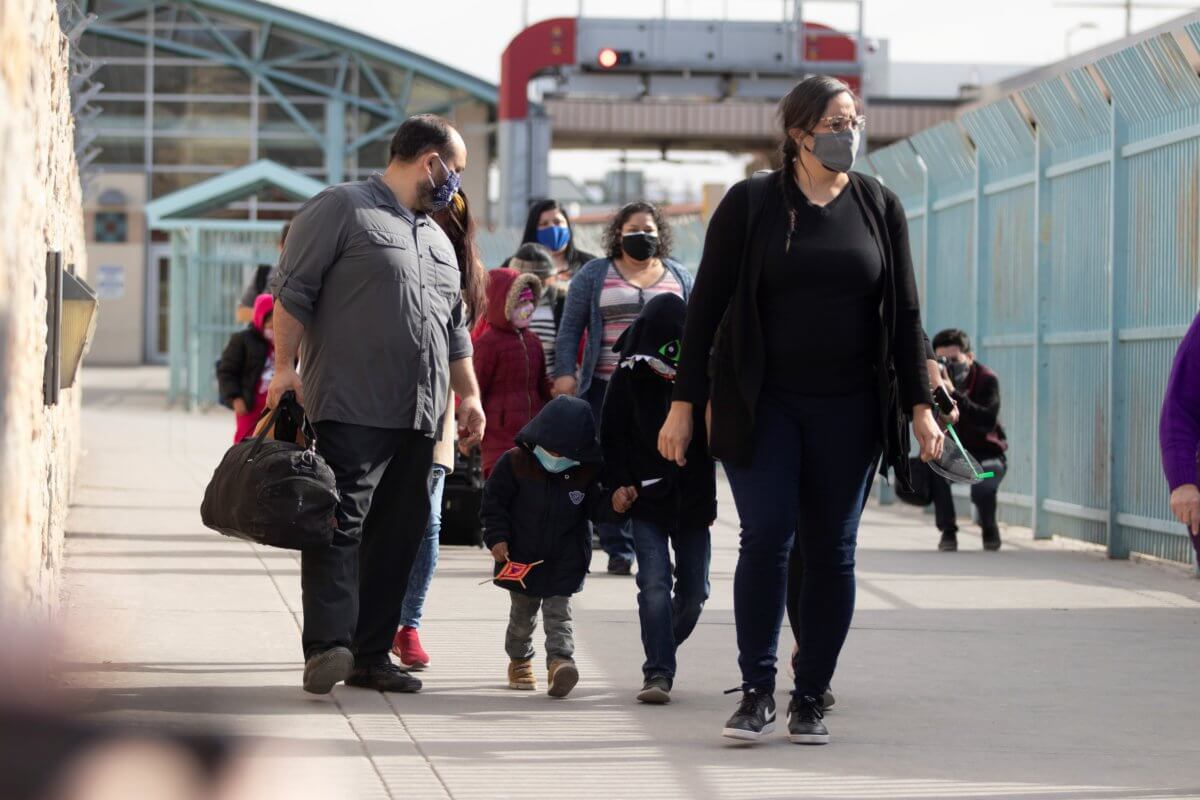 Más de 40 congresistas piden al DHS ampliar acceso de inmigrantes a beneficios públicos