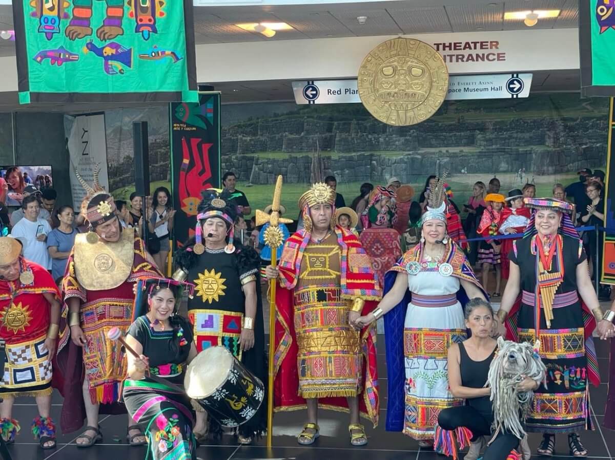 La comunidad disfrutó exitosa Feria Artesanal Peruana organizada por SUMAQ