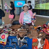 La comunidad disfrutó exitosa Feria Artesanal Peruana organizada por SUMAQ