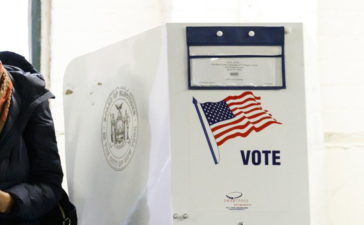 Juez de Nueva York invalida ley que permite voto de inmigrantes en elecciones