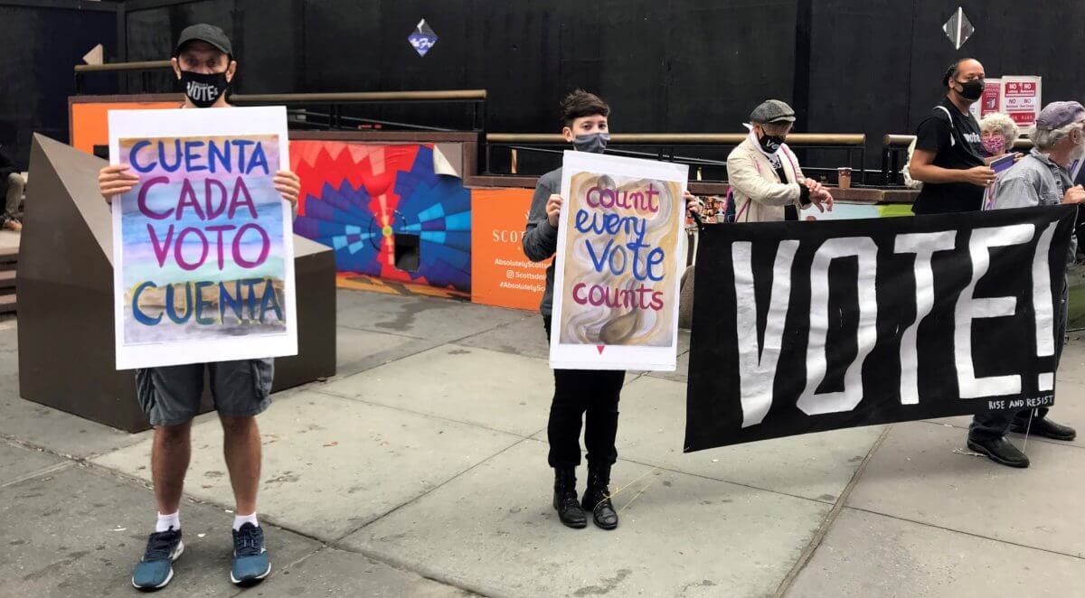 Protestan 'Soñadores' y defensores por la anulación de ley del voto para inmigrantes