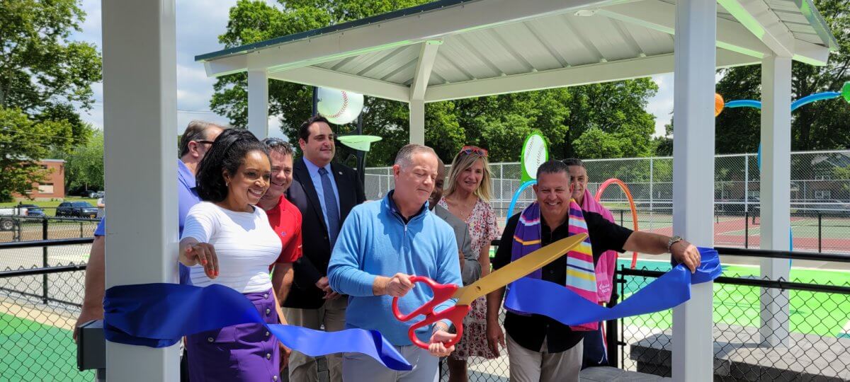 Inauguran Parque de rociado y Juegos infantiles en Town de Huntington
