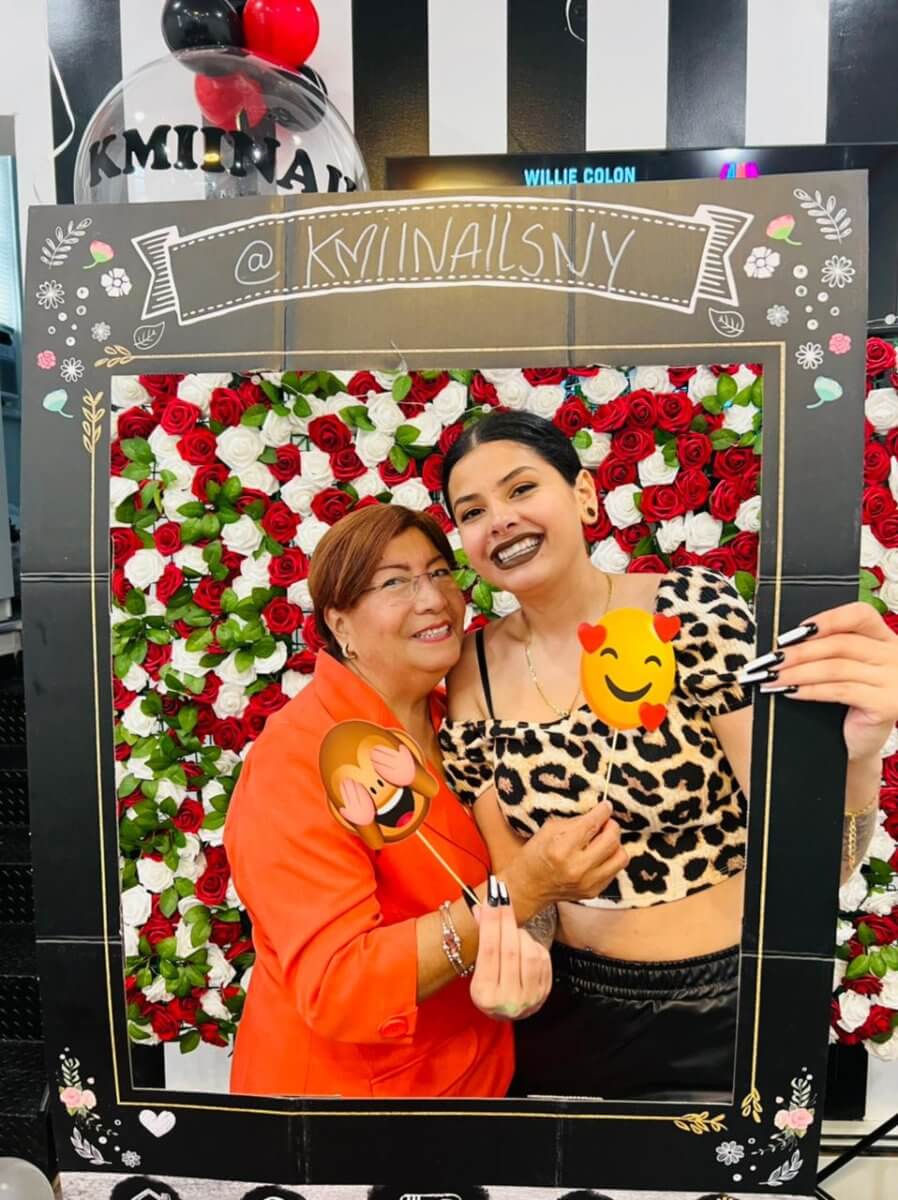 Emprendedora hispana abre Salón de Uñas 'Kmiinails' en Freeport