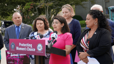 Exigen a 5 gobiernos locales en Long Island que deroguen sus restricciones al aborto