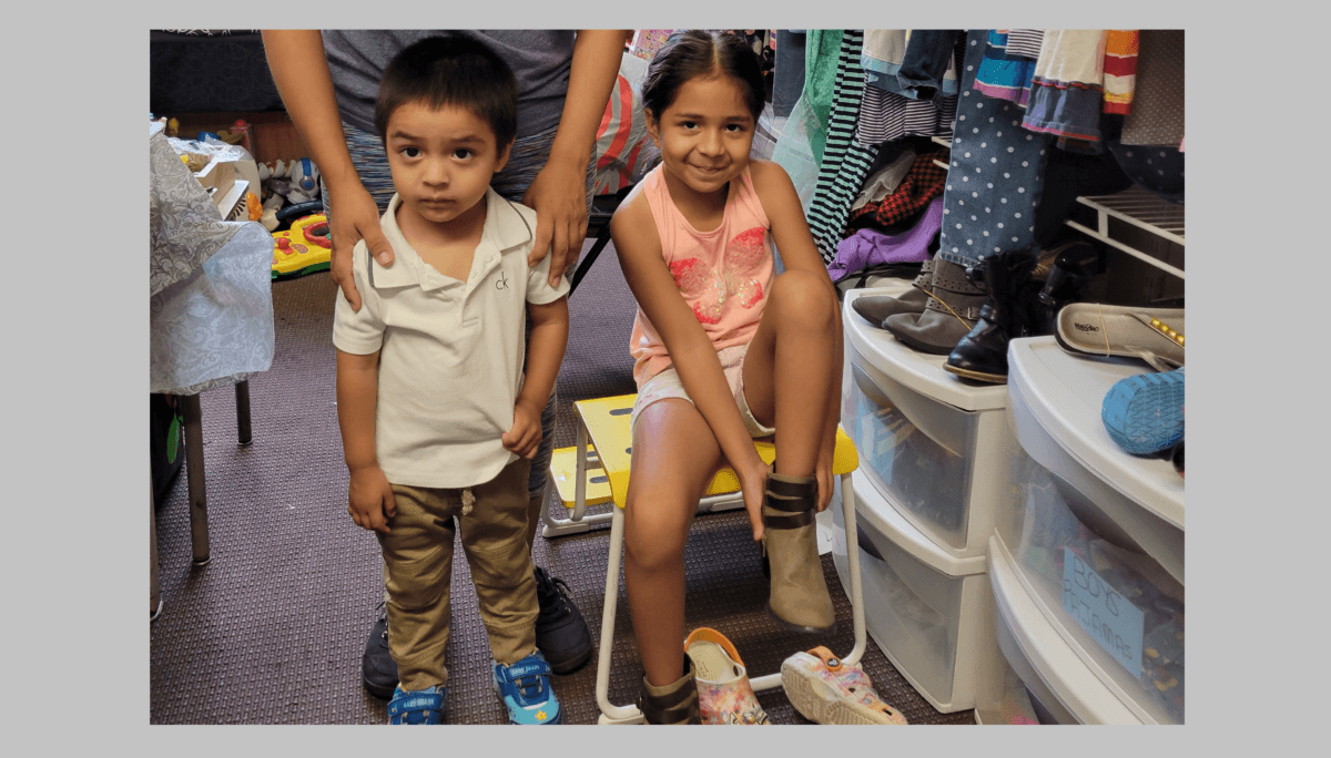 EFC ayuda a niños con ropa y útiles para el Regreso a Clases