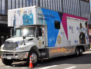 Vaxmobile amplía horario para vacunar a ancianos contra la gripe y el COVID