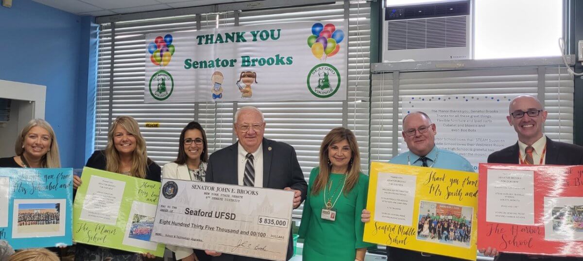 Senador Brooks entrega gran subvención al Distrito Escolar de Seaford