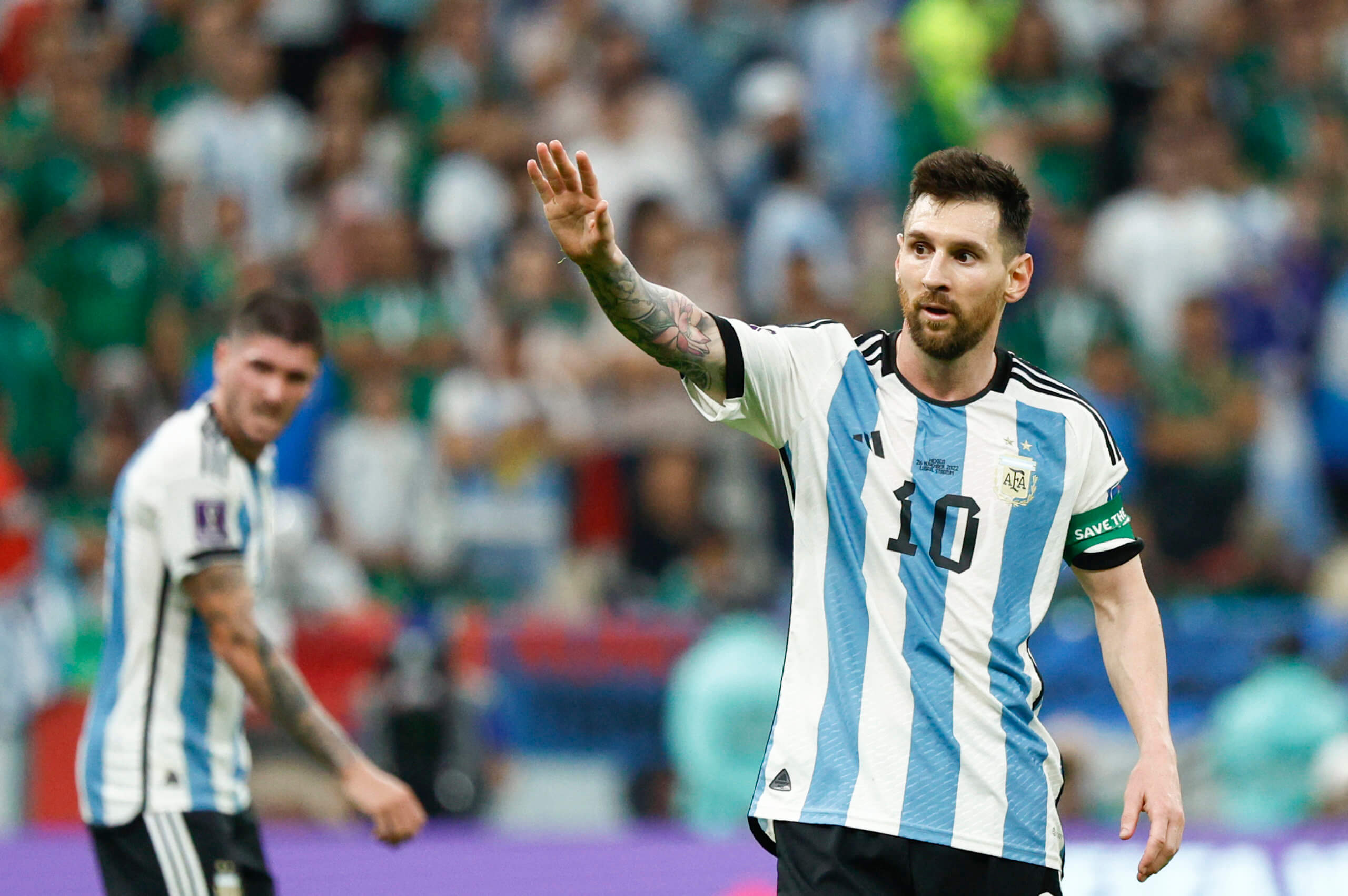 Argentina doblega a México con goles de Messi y Fernández