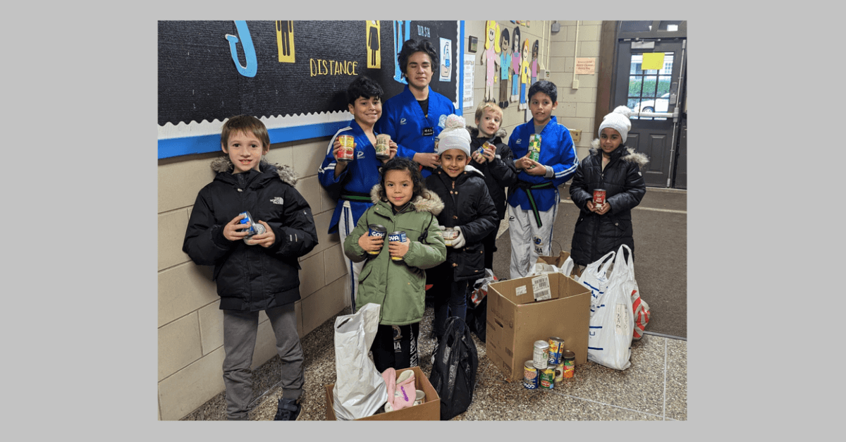 Estudiantes de Taekwondo recolectan alimentos y los donan a escuela en Freeport