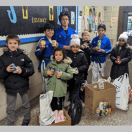 Estudiantes de Taekwondo recolectan alimentos y los donan a escuela en Freeport