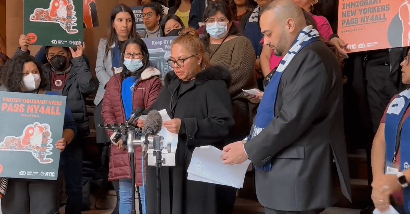 Grupos defensores de inmigrantes reclaman medidas a gobernadora de Nueva York