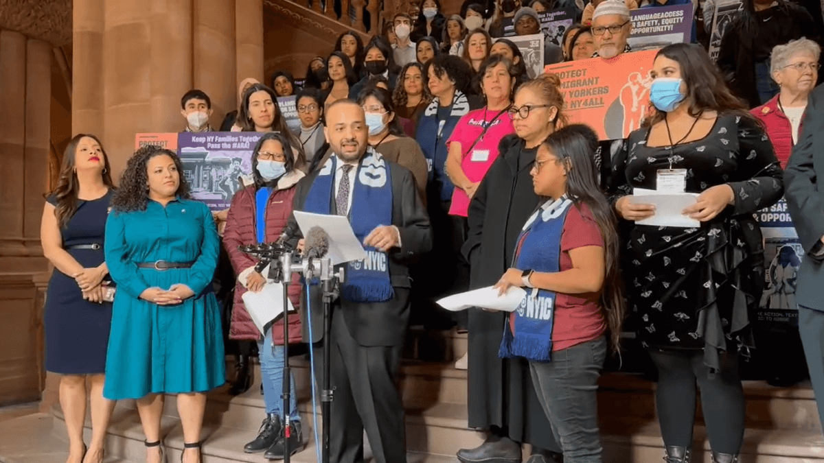 Grupos defensores de inmigrantes reclaman medidas a gobernadora de Nueva York