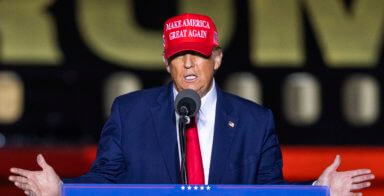 Trump relanza su campaña presidencial con mano dura en Inmigración