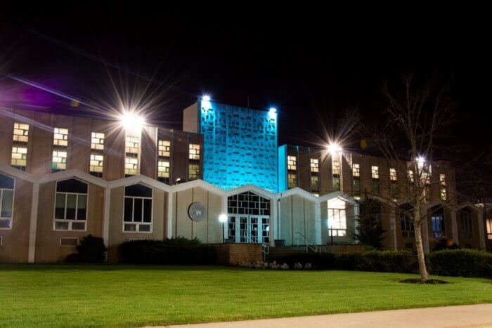 Centro Penitenciario de Riverhead se ilumina de azul para crear conciencia sobre la trata de personas