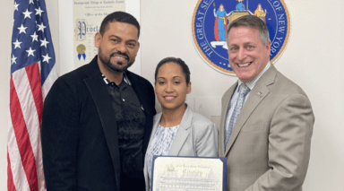 Asambleísta Curran le da reconocimiento a dueños de negocios dominicanos