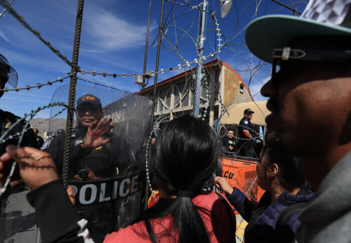 Miles de inmigrantes llegan a línea divisoria México-EEUU para exigir entrada